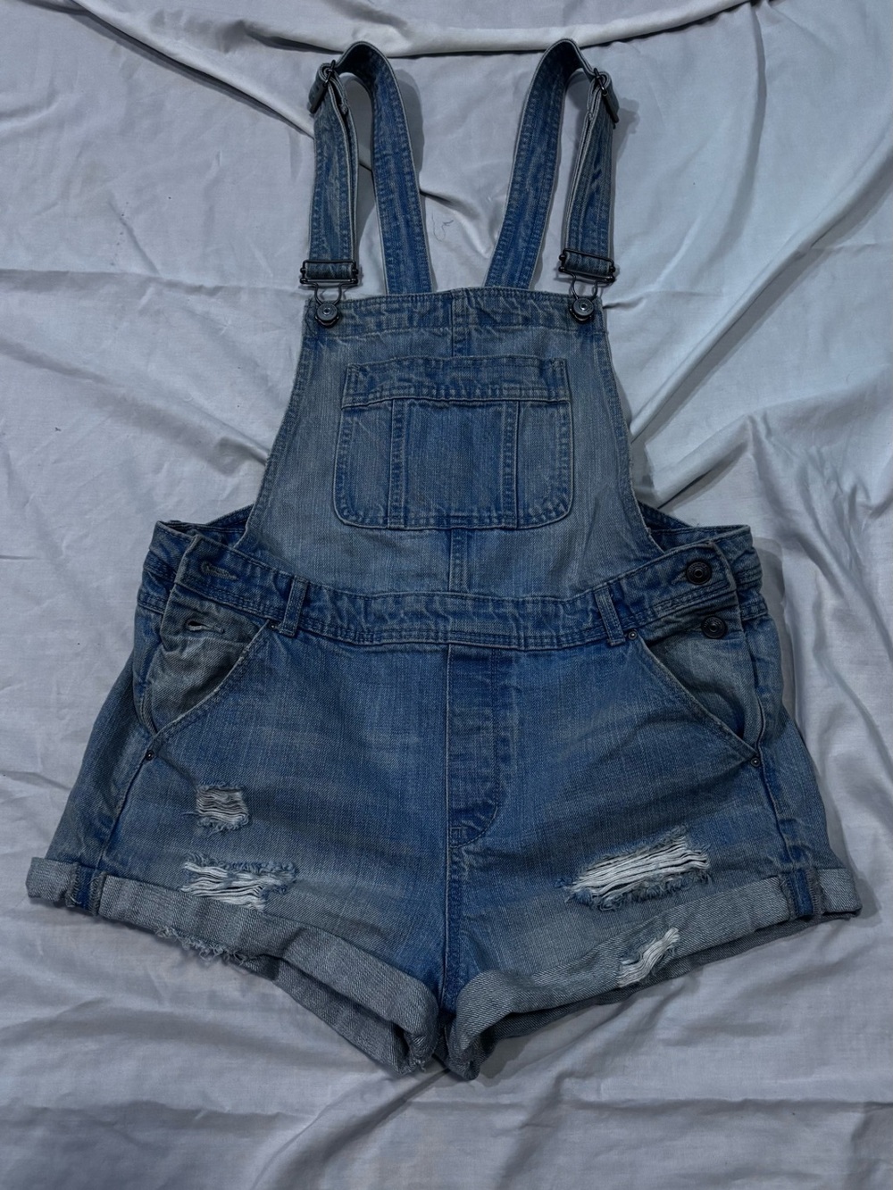 H&M COACHELLA COLLECTION LIGHT WASH DISTRESSED BIB OVERALL SHORTS SIZE 10